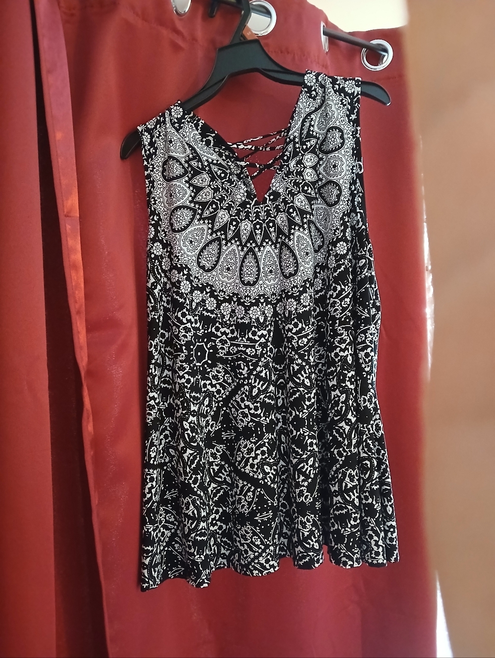 Westport Black & White Printed Sleeveless Camisole with Crisscross Neck